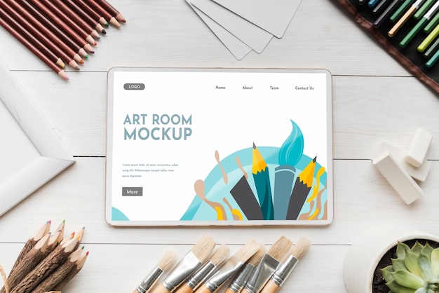 PSD tablette vue de dessus avec pinceaux et crayons