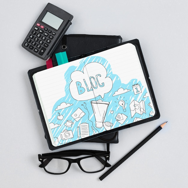 Taccuino e calcolatore in ufficio