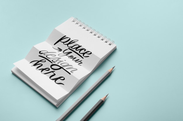 Tampak atas mockup buku catatan spiral