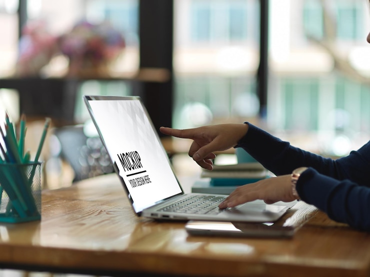 PSD tampilan samping pengusaha wanita bekerja dengan mockup laptop