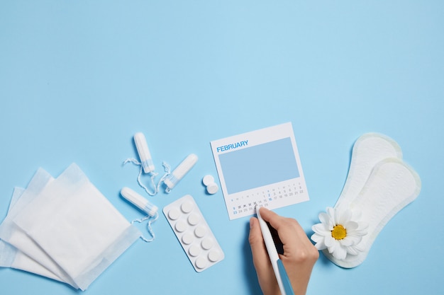 PSD tampões sanitários menstruais, almofadas e flor vermelha