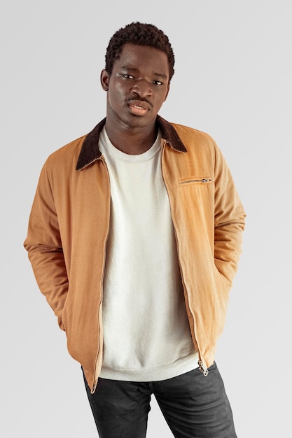 Tan Crop Jacket Mockup Männer39s Kleidung PSD auf schwarzem Modell