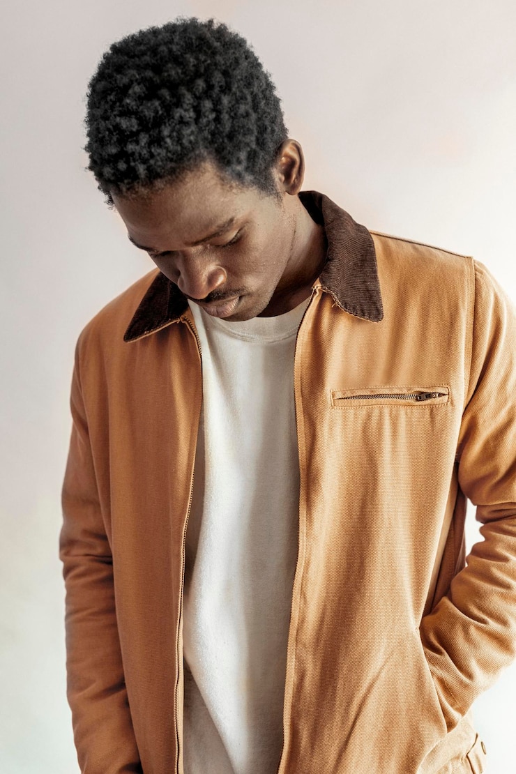 PSD tan crop jacket mockup men39s vestuário psd em modelo preto