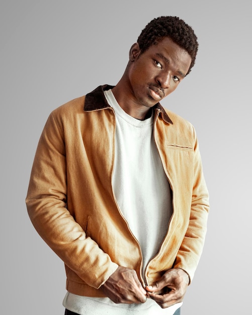Tan crop jacket mockup men39s vestuário psd em modelo preto