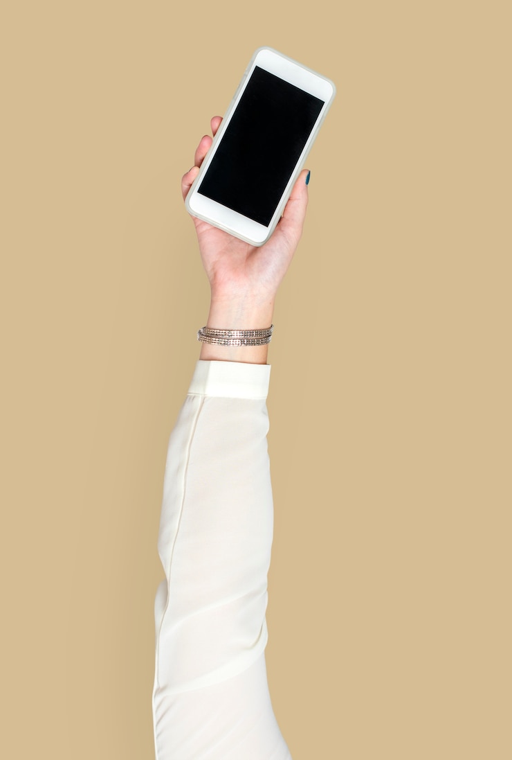 PSD tangan memegang smartphone