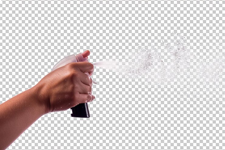 PSD tangan wanita memegang botol semprot terisolasi pada latar belakang transparan