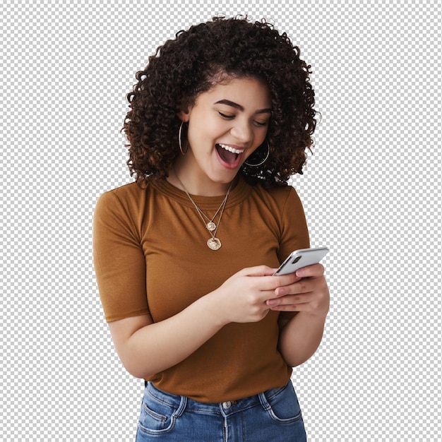 Tão incrível simples alegre atraente jovem relaxado rizado cabelo escuro elegante menina rindo boca aberta emocionado leitura mensagem ousada segurar smartphone reagindo divertido vídeo online olhar exibição