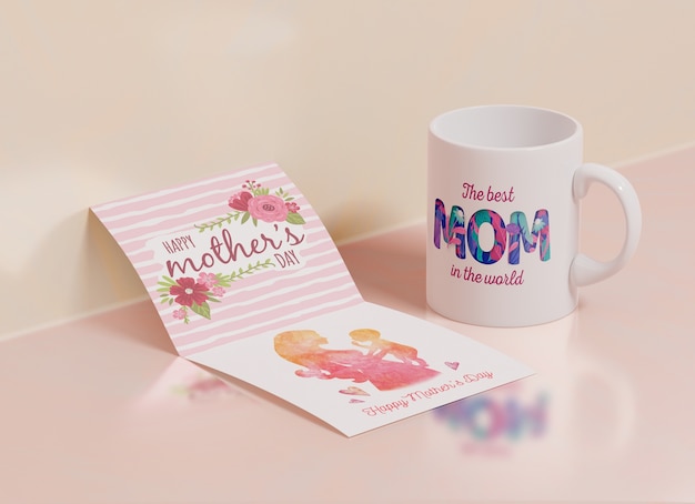 Tarjeta de felicitación del día de las madres de primer plano con taza