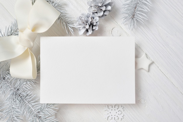 Tarjeta de felicitación de Navidad de maqueta con árbol blanco y cono en blanco