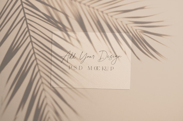 PSD tarjeta con hojas de palma de sombra superpuestas