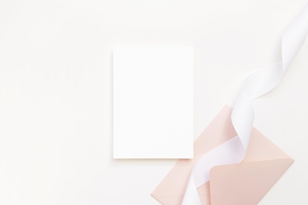 Tarjeta de invitación blanca 5x7 con sobre rosado