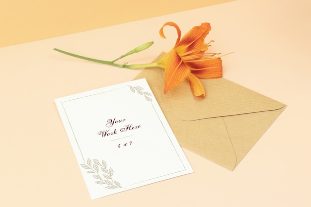 Tarjeta de invitación de maqueta de boda con flor hermosa