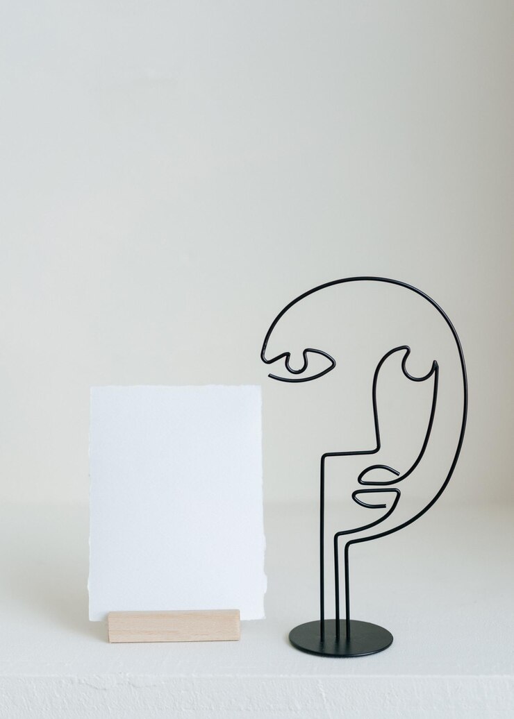 PSD tarjeta de maqueta de visualización de fotos. maqueta de borde crudo de papel hecho a mano. maqueta de tarjeta vertical de 5x7 en soporte de madera