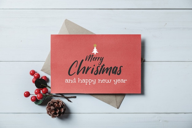 Tarjeta de Navidad y adornos navideños y decoración en plancha de madera blanca