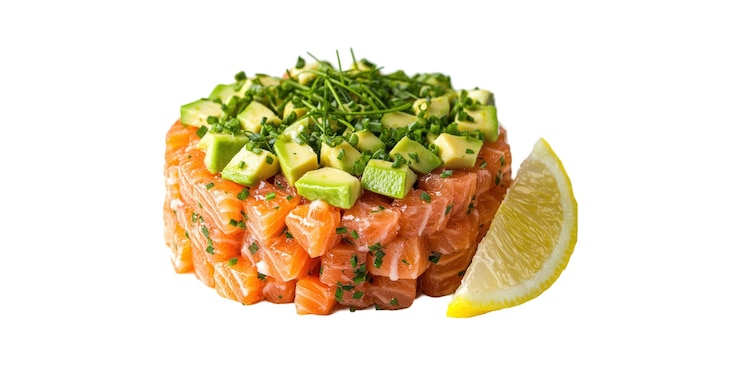 PSD tartare de salmón con aguacate y rebanada de limón aislada sobre un fondo transparente