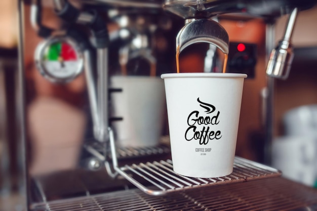 une tasse blanche avec un logo noir sur elle qui dit bon café