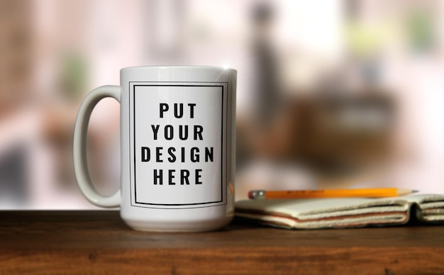 une tasse blanche sur la table avec des œuvres en papier sur un fond flou
