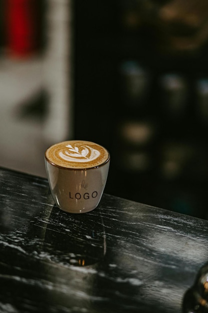 Une tasse de café au lait est sur un comptoir.