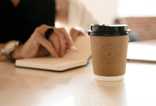 Une tasse de café jetable sur la table