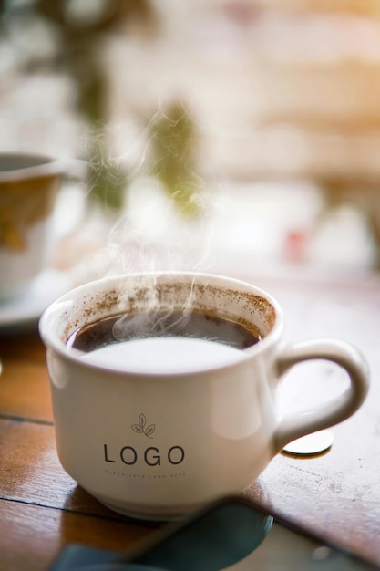 une tasse de café avec le logo du mot " quot " dessus