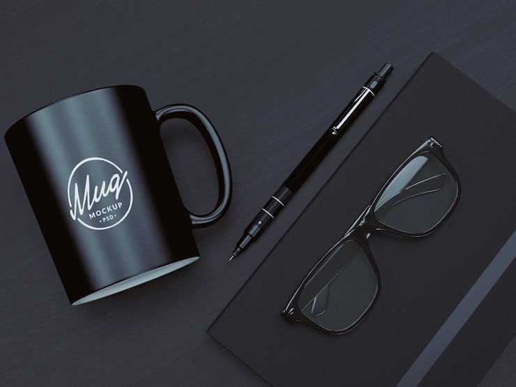 PSD tasse à café maquette avec des lunettes