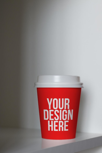 PSD tasse à café rouge sur la maquette de l'étagère propre conception gros plan de couleur variable