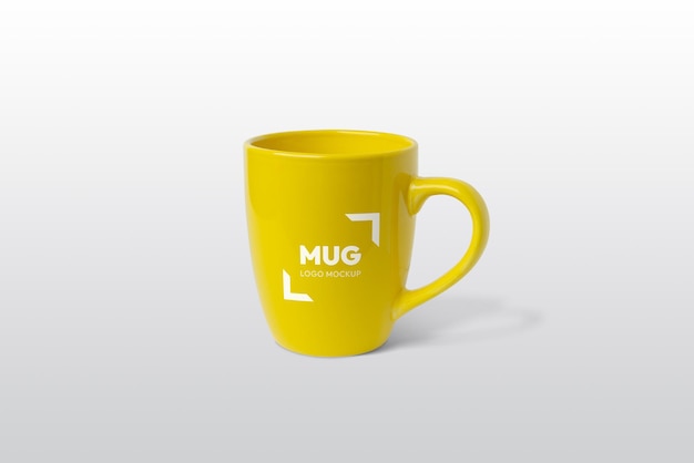 PSD tasse avec couleur changeante et maquette de logo sur un fond séparé