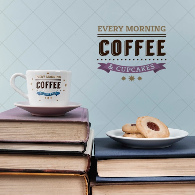 Tasse Kaffee und Kekse auf einem Stapel Bücher