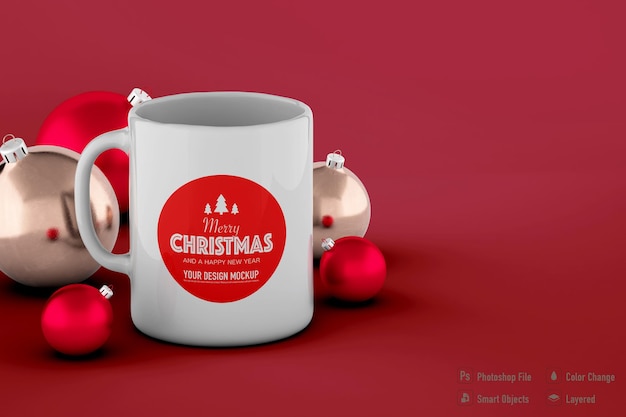 Tasse Kaffee und Weihnachtskugelmodell auf rotem Hintergrund isoliert