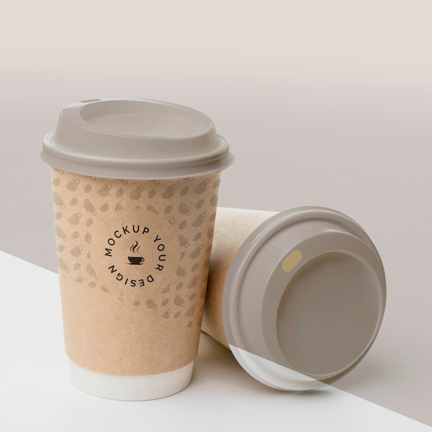 PSD tasse en plastique avec café maquette sur table