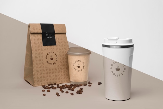 Tasse en plastique avec des grains de café