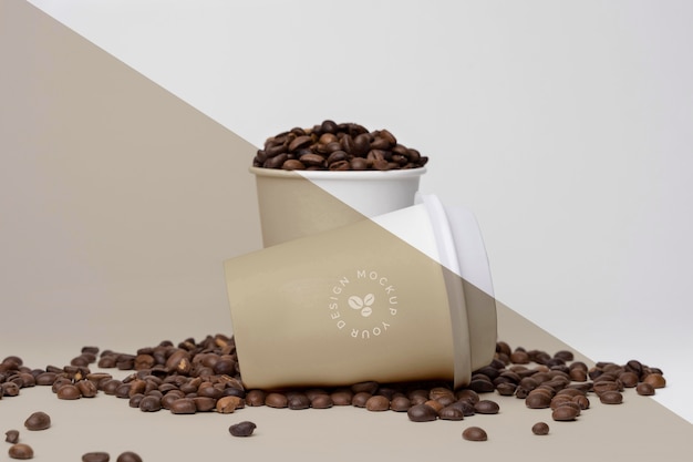 Tasses en plastique avec des grains de café