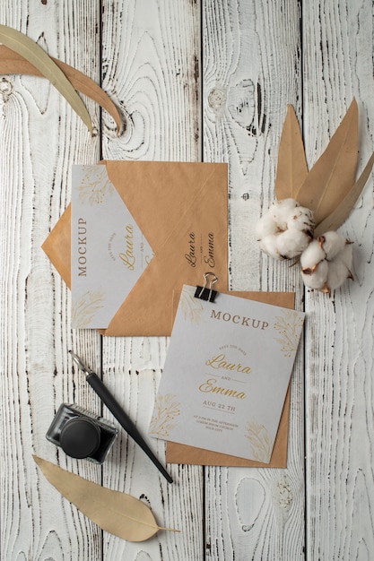 Tavolo da matrimonio con mockup di invito