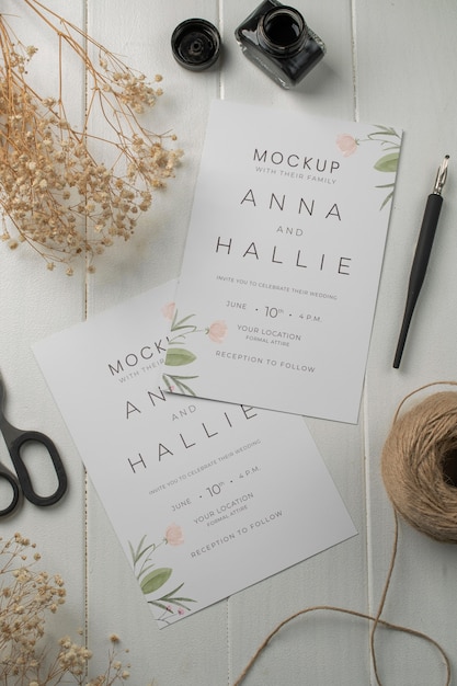 Tavolo da matrimonio con mockup di invito