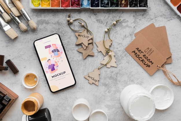 Tavolozza e pennelli acrilici accanto al cellulare