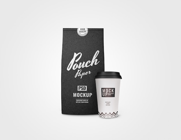 Taza blanca y maqueta de bolsita negra