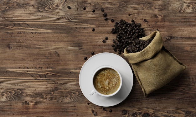 una taza de café y una bolsa de café en una mesa de madera
