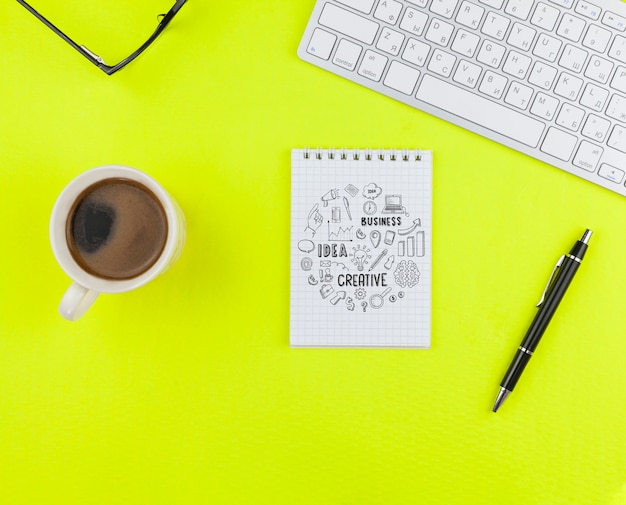 PSD taza de café con cuaderno en el escritorio