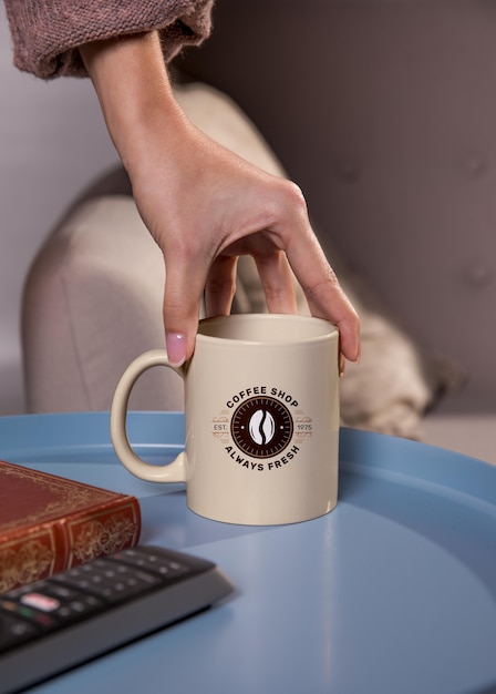 Taza de café de explotación de mano de primer plano