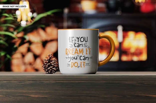 Taza de café en una mesa de madera junto a la maqueta de la chimenea