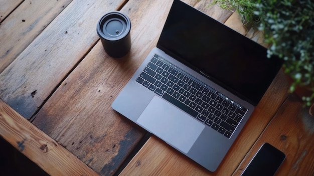 Taza de café de teléfono portátil en una mesa de madera rústica