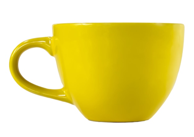 Una taza de cerámica amarilla con un mango sobre un fondo blanco