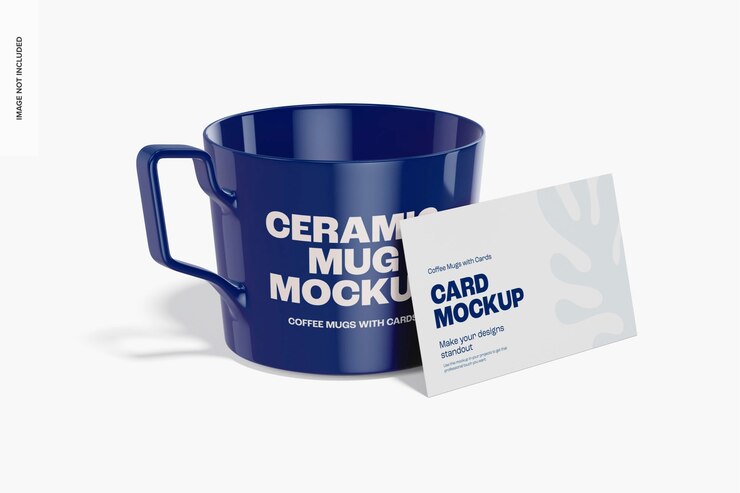 PSD taza de cerámica con maqueta de tarjeta, en perspectiva