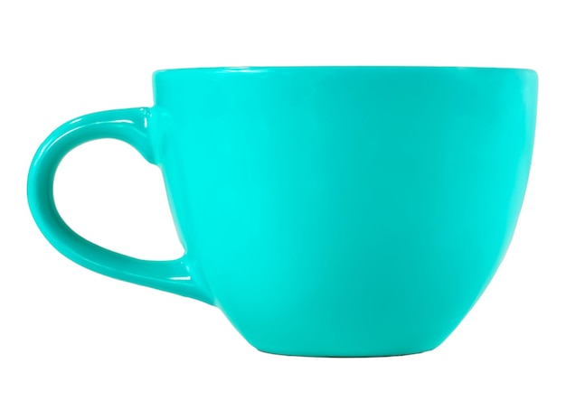 Taza de cerámica turquesa con mango aislado sobre un fondo blanco
