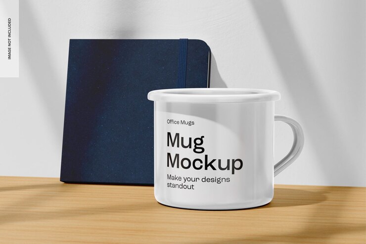 Taza en el espacio de la oficina Mockup
