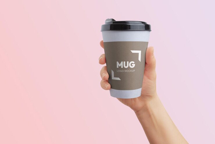 PSD taza de papel con manga de colores cambiantes sostenida en la mano maqueta de marca del logotipo