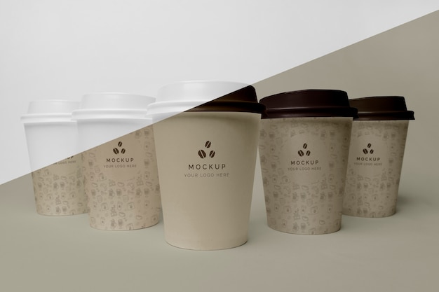 Taza de plástico con café simulado en la mesa