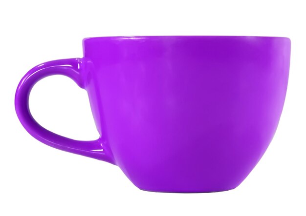 Taza púrpura aislada sobre un fondo blanco