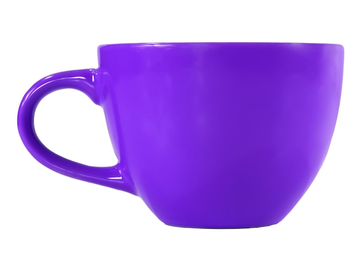 PSD taza púrpura aislada sobre un fondo blanco