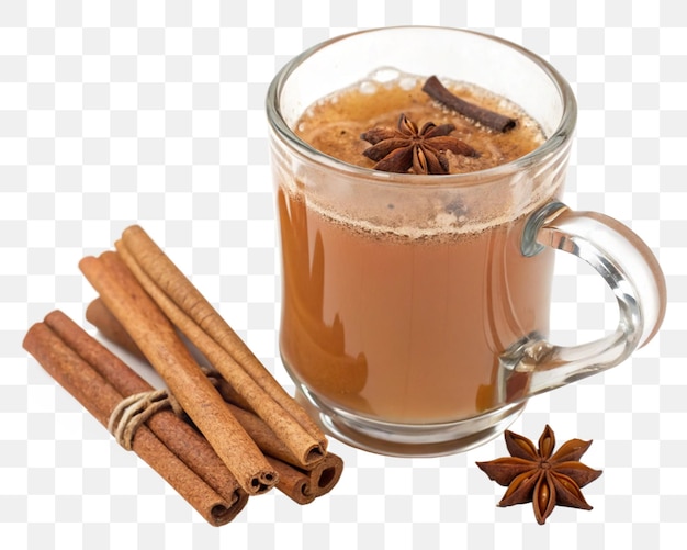 Una taza de té con especias con canela y anís estrella en un fondo transparente